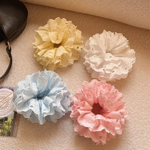 Lot de chouchous en dentelle crème blanc bleu et rose pour des queues de cheval élégantes