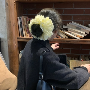 Chouchou en dentelle jaune pâle surdimensionné en tulle plissé pour queues de cheval