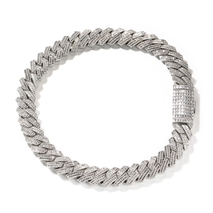 Détail de la chaîne Cuban 20mm sertie de deux rangées de zircons avec un fermoir à rabat