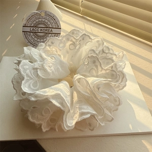 Détail du chouchou en dentelle blanche brodée avec étiquette LACC KOREA et ombres douces