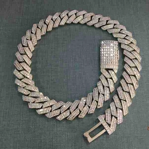 Détail de la chaîne Cuban hip hop 20mm avec double rangée de zircons et fermoir à clapet