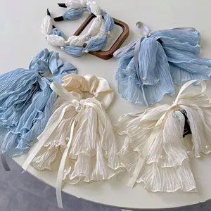Chouchous plissés surdimensionnés et pinces à nœud avec perles en bleu clair et crème