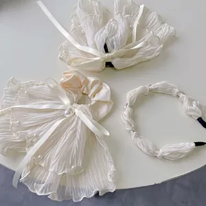 Élégant ensemble de chouchou plissé blanc crème et épingle à cheveux avec perles