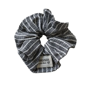 Chouchou élégant en tissu à rayures gris et blanc avec étiquette tissée faite à la main