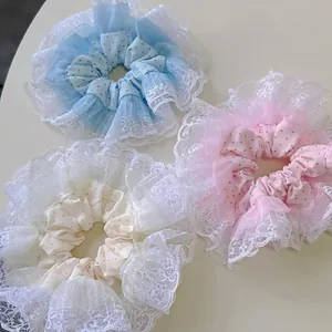 Chouchou français à pois bleus et blancs avec bordure en dentelle style ballerine