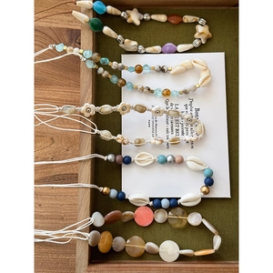 Ensemble collier et bracelet bohème en perles de coquillage aux tons turquoise et corail