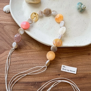 Vue détaillée du bandeau bohème perlé avec coquillages et perles en acrylique marbré coloré