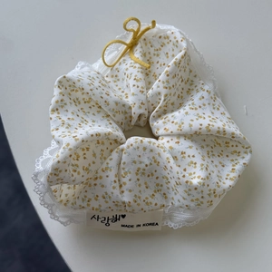 Bloemen haarelastiekje met gele bloemen en wit kant in elegante Koreaanse stijl
