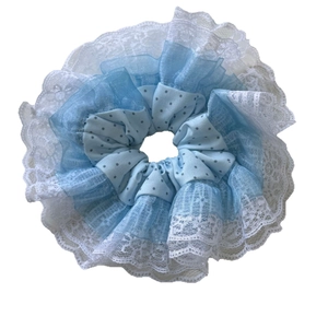 Chouchou français à pois bleus avec bordures en dentelle blanche et style ballerine doux