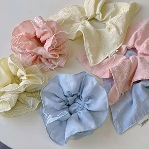 Chouchous pastels avec bordure en dentelle et texture jacquard en rose et jaune