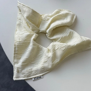 Chouchou élégant de style français en blanc crème avec texture jacquard et dentelle