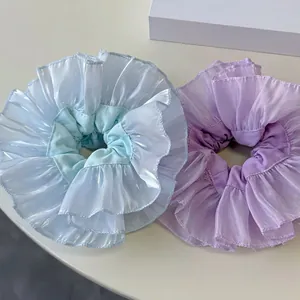 Übergroße Organza-Haargummis in Blau und Violett mit Faltenkanten und Perlglanz