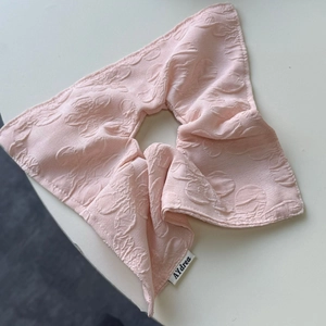 Chouchou en dentelle jacquard rose avec texture florale et design de style français