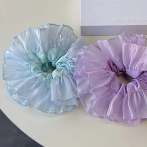 Minimalistische übergroße Mesh-Haargummis in Hellblau und Lila mit Rüschendesign