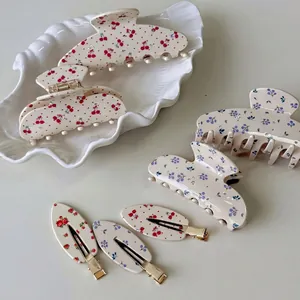 Set di mollette per capelli floreali con stampa ciliegia su acrilico bianco crema chic