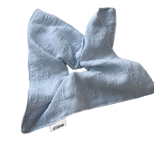 Chouchou en dentelle française bleu clair avec motif jacquard et détail de nœud élégant
