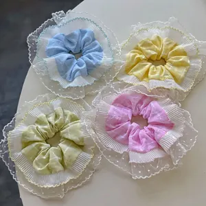 Lot de quatre chouchous en dentelle française en bleu pastel, jaune, rose et vert