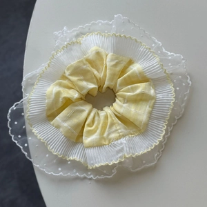 Chouchou à carreaux jaunes doux avec dentelle blanche et organza à pois pour cheveux