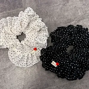 Grand Élastique à Cheveux en Tissu à Pois avec Volants pour Femmes Style Coréen avec Bouton Coeur et Étiquette Fait Main