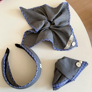 Set accessori capelli grigi con bordi a scacchi blu inclusi fascia e elastico scrunchie