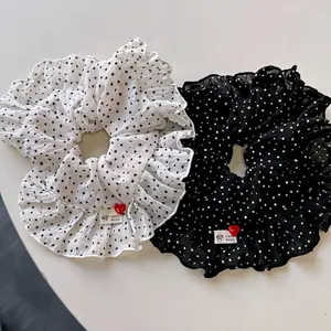 Lot de chouchous à pois et volants noir et blanc avec détail bouton cœur rouge