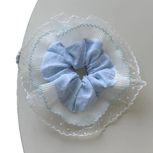 Chouchou surdimensionné bleu clair à carreaux avec détails en dentelle blanche étagée