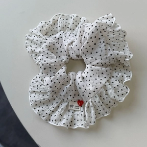 Chouchou à pois à volants en seersucker blanc avec pendentif cœur rouge et étiquette à la main