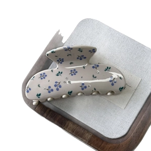 Elegante pinza per capelli floreale con stampa bacche blu e strass per acconciature