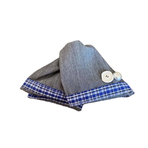 Polsini in lana grigia stile British con nastro a quadri blu e perla su sfondo bianco