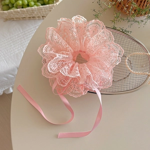 Chouchou élégant en dentelle rose avec rubans de soie pour une coiffure douce et esthétique