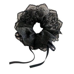 Chouchou élégant en dentelle noire avec motifs floraux et délicats rubans de soie longs