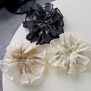 Lot de chouchous en mousseline fleurie noir, blanc et beige avec bordure dentelle