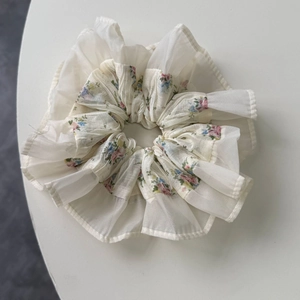 Chouchou en mousseline florale avec bord en dentelle et motif pastoral pour coiffures