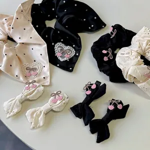 Chouchous brodés de fleurs et pinces à cheveux cerise en noir et beige élégant