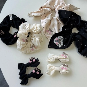 Lot de chouchous brodés de fleurs avec motifs cerises et détails dentelle