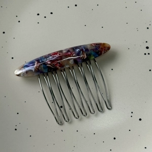 Detailed view of the 'FRANCE Handmade' gold label and marble acetate pattern on the hair comb