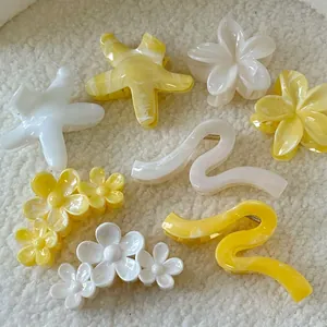 Ensemble de pinces à cheveux élégantes avec texture marbre jaune sur fond blanc