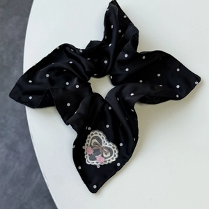 Détail du chouchou noir à pois avec cœur en dentelle et broderie de cerise rose