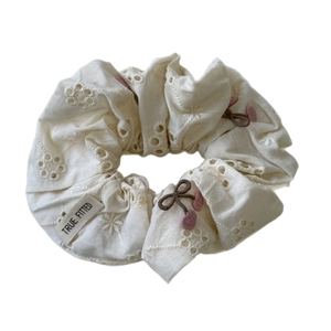 Chouchou en coton crème avec broderie ajourée fleurs et détails cerises roses