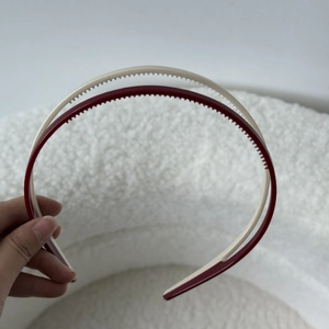 Détail de serre-têtes en acrylique double couche avec dents antidérapantes en crème et bordeaux