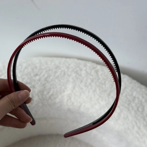 Détail de serre-têtes doubles en acrylique avec dents antidérapantes pour fixation