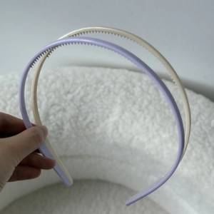 Détail de serre-têtes lavande et crème avec dents intérieures pour une fixation sûre