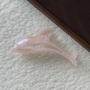 Pince à cheveux dauphin rose nacré avec fini scintillant pour coiffures élégantes