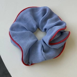 Scrunchie in Hellblau aus Netzstoff mit lebhaftem rotem Spitzenbesatz und Gummiband