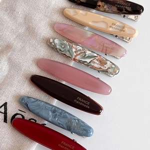 Lot de huit barrettes à cheveux minimalistes en acétate aux motifs marbrés et unis