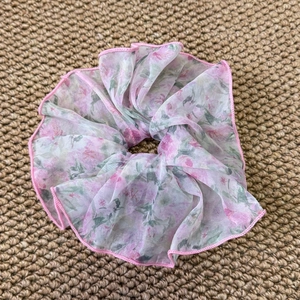 Chouchou en organza à fleurs avec bords roses festonnés pour queue de cheval chic