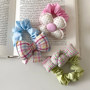 Set van bloemen- en strik-scrunchies in pastelroze, blauw en groen met motieven