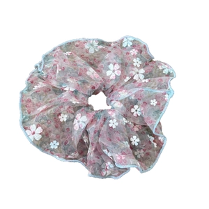 Chouchou en organza à fleurs roses et bleues avec coutures de bordure bleu clair fines