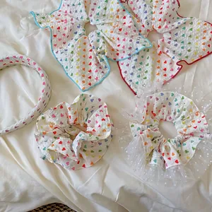Set aus Regenbogen-Herz-Haargummis mit Spitze und Stirnband aus weißem Bubble-Stoff