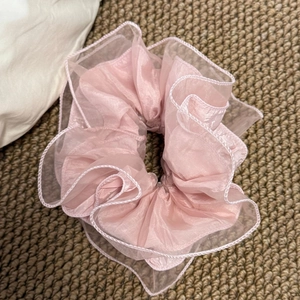 Chouchou en organza rose au design froissé multicouche pour coiffures élégantes de style français